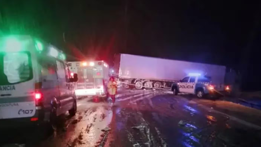 Choque entre un camión y una camioneta en la ruta 40: murieron cuatro personas