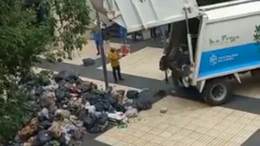 Basura en la municipalidad de La Rioja: los recolectores se encadenaron frente al edificio y crece la tensión