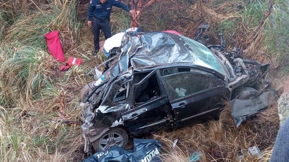 Al menos dos muertos al desbarrancar un auto en las Altas Cumbres