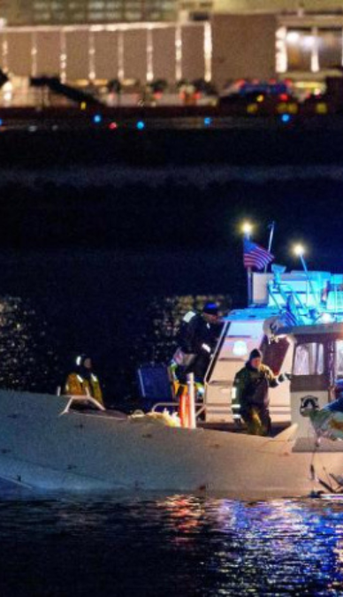 Tragedia: un avión con 60 pasajeros chocó contra un helicóptero militar en Washington y cayó al río Potomac