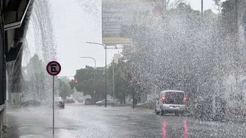 Diluvio en la Ciudad: calles inundadas, demoras en los servicios y vuelos cancelados