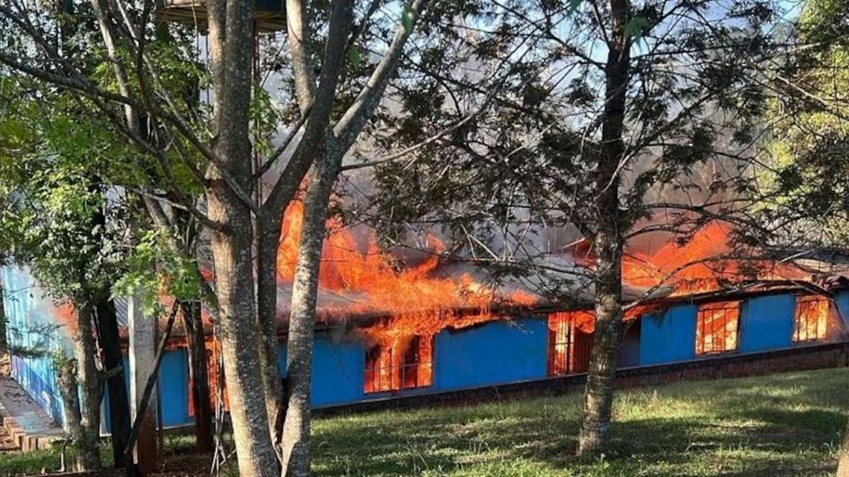Acusan a un chico de 13 años de incendiar una escuela.