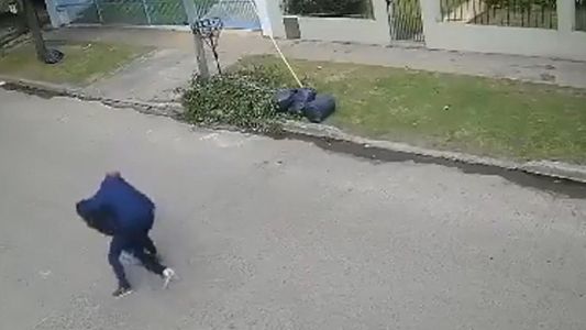 Acompañaba a su primo de 7 años al colegio, pero fue atacada e intentaron ahorcarla con la cartera