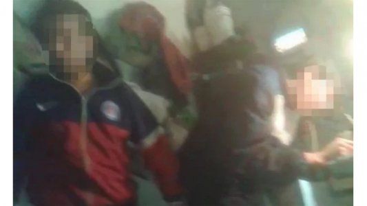 Video: un preso le pasó su pene por la cara a otro en el penal de San Rafael