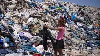 Desierto de Atacama con montañas de basura textil: Yo crecí con la ropa usada