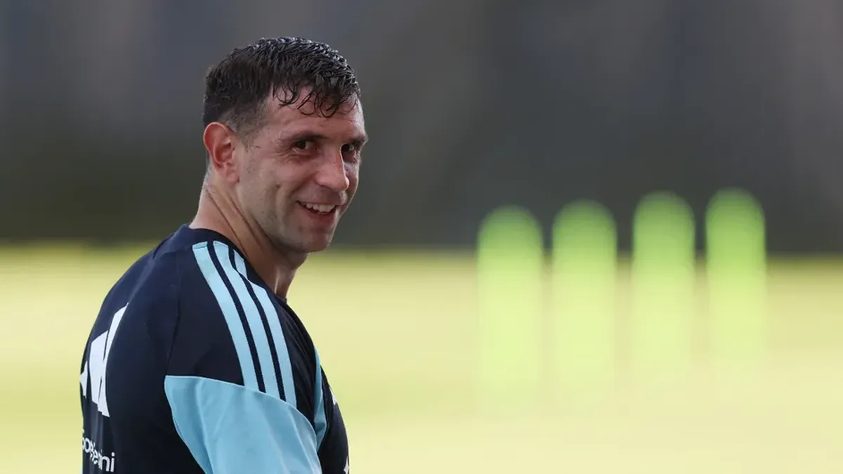 'Dibu' Mart&iacute;nez asegura estar bien tras su fractura en el dedo (Foto: Reuters)