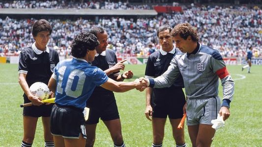 Diego Maradona: subastan la histórica pelota con la que les convirtió los dos goles a Inglaterra en México 86