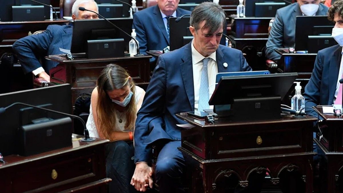 Acompañado por su esposa, Bullrich dio un emotivo discurso en el Senado en diciembre de 2021.  