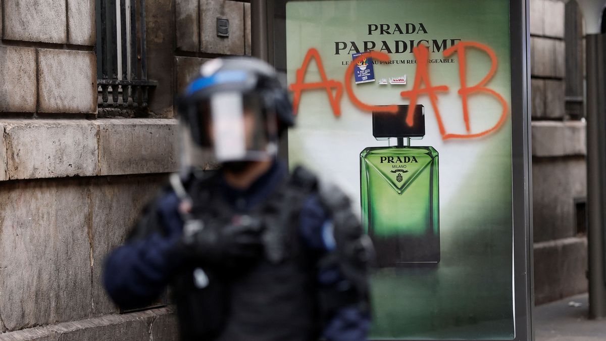 Las pintadas y las protestas se multiplicaron por París. (Reuters)