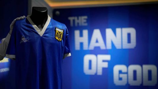 A 17 segundos de que la camiseta de Maradona llegue a Argentina: ¿qué pasó?