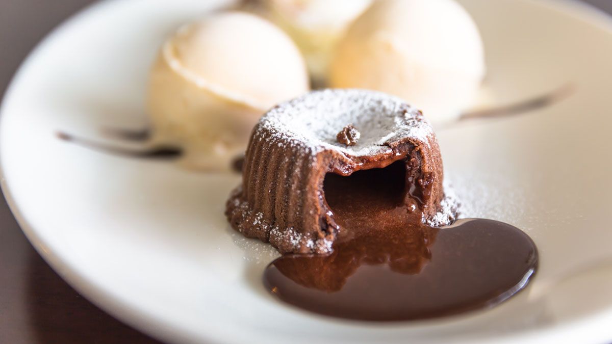 El postre que no vas a dejar de hacer: cómo preparar un volcán de chocolate en casa