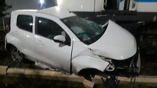 Una formación del tren Sarmiento embistió a un auto que cruzó con la barrera baja y paralizó el servicio