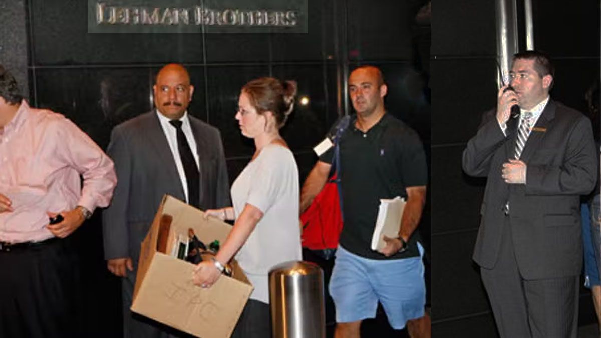 Símbolo de la crisis financiera de 2008. Empleados del Lehman Brothers retiran sus pertenencias en cajas ante la quiebra del banco (Foto: Gentileza The independent)