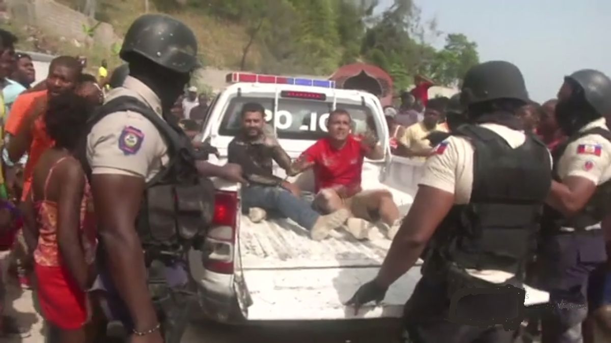 Momento en que la policía de Haití detiene a dos presuntos asesinos del presidente Moise (Foto: AP).