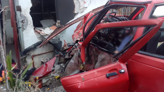 Chocó su auto contra un paredón, murió y los dos acompañantes quedaron internados