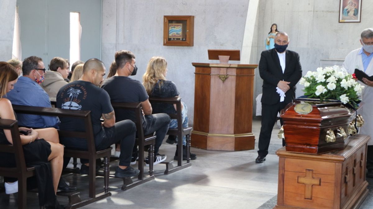 Marta Fort se ubicó en primera fila en la misa de despedida de los restos de Gustavo Martínez.&nbsp;