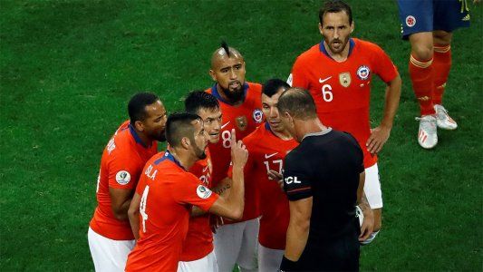 Chile se había puesto 1-0 ante Colombia pero el VAR le anuló el gol por un offside milimétrico