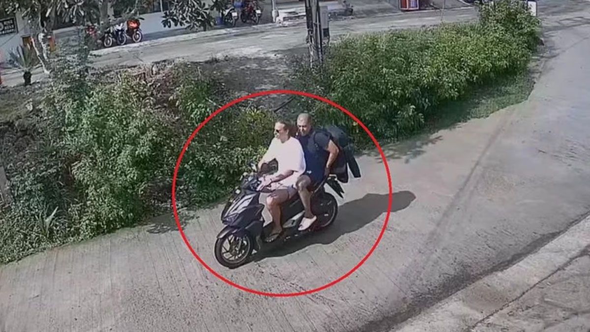 Sancho y Arrieta dejan el hotel en Tailandia para pasear en una moto. (Foto: Policía de Tailandia)