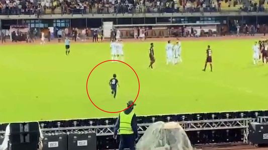 El video del nene que invadió la cancha para abrazar a Messi