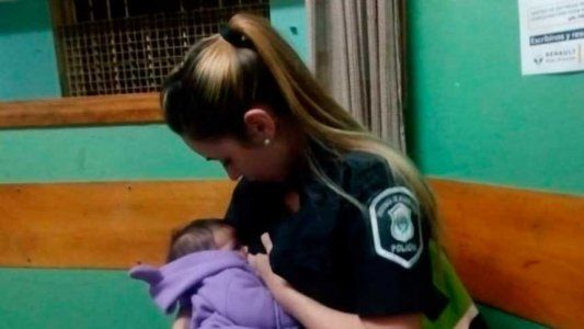 Una mujer policía amamantó a un bebé en medio de un operativo