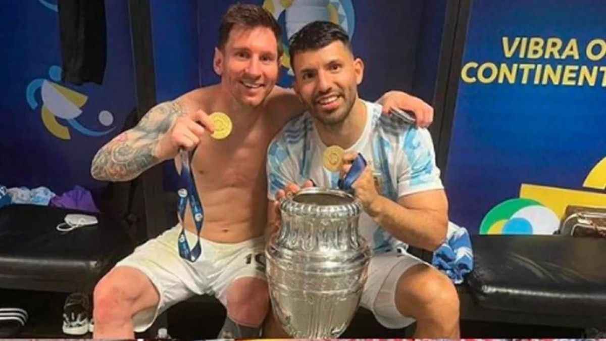 Lionel Messi y el Kun Ag&uuml;ero, tras conseguir la Copa Am&eacute;rica en Brasil 2021 (Foto: T&eacute;lam)