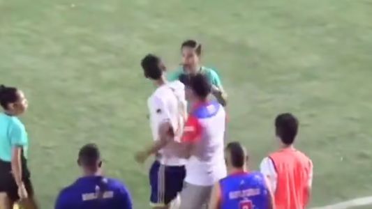 Violencia de género en el fútbol: la terrible agresión de un jugador a la árbitra Vanessa Ceballos