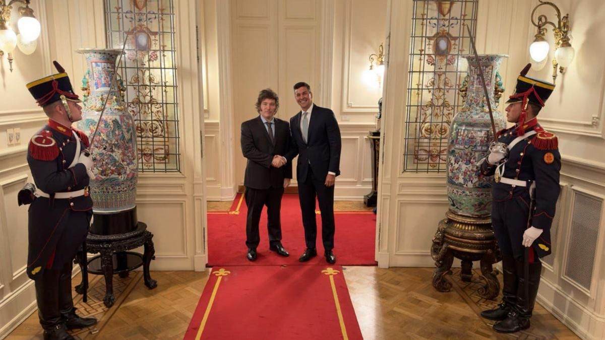 Javier Milei y Santiago Peña en la Casa Rosada. (Foto: Télam)