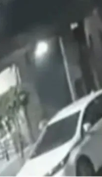 Video: un feroz tiroteo cara a cara entre un policía y un motochorro