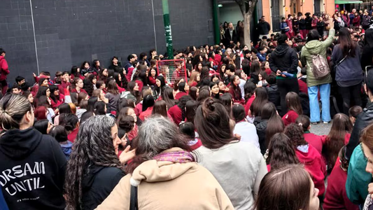 Denuncian que alumnos usaron IA para alterar fotos de sus compañeras y las difundieron