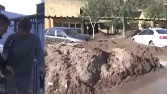 Enterrados bajo el barro: así luchan los vecinos de Bahía Blanca para recuperar sus calles y casas