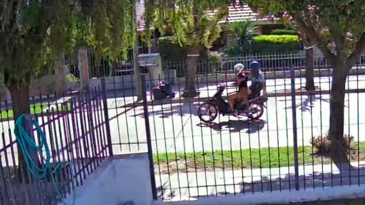 La imagen de los motochorros cuando escapan a toda velocidad tras el robo (Foto: Vía País).