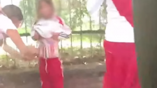 Liberaron a la mujer que escondió bengalas en el cuerpo de su hijo, tras pactar un juicio abreviado