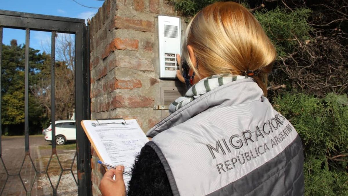 El 45% de las personas que llegaron al país desde el exterior no cumplía con el aislamiento. Foto: Migraciones.