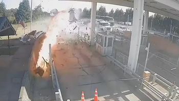 Una bola de fuego. Así quedó el auto tras chocar contra un peaje en Chile (Foto: captura de video). Una bola de fuego. Así quedó el auto tras chocar contra un peaje en Chile (Foto: captura de video).