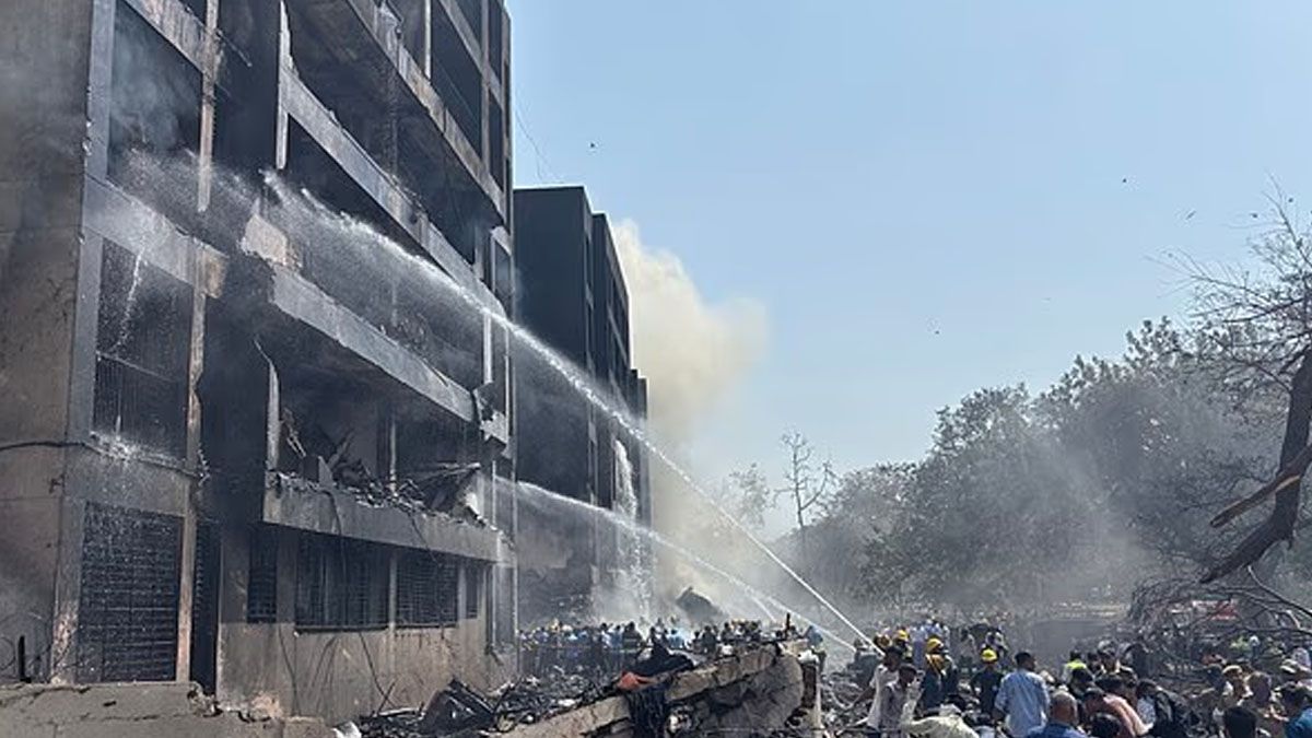 Agua para apagar el incendio que provocó en un edificio,  el avión que se estrelló en la India (Foto: Gentileza India Times)