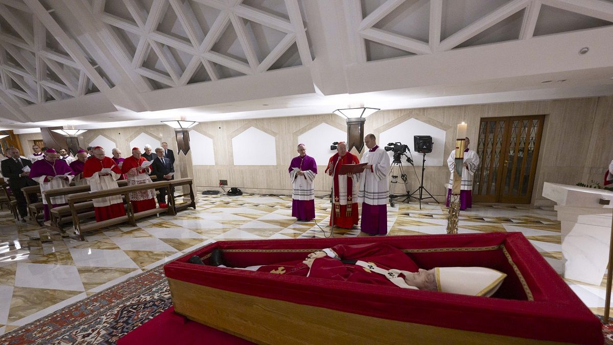 Las primeras imágenes del Papa dentro de su féretro. Foto: Reuters.&nbsp;