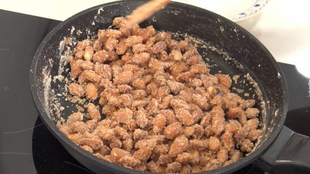 Las garrapiñadas caseras de almendras son una preparación dulce y crujiente que se puede hacer fácilmente en casa.
