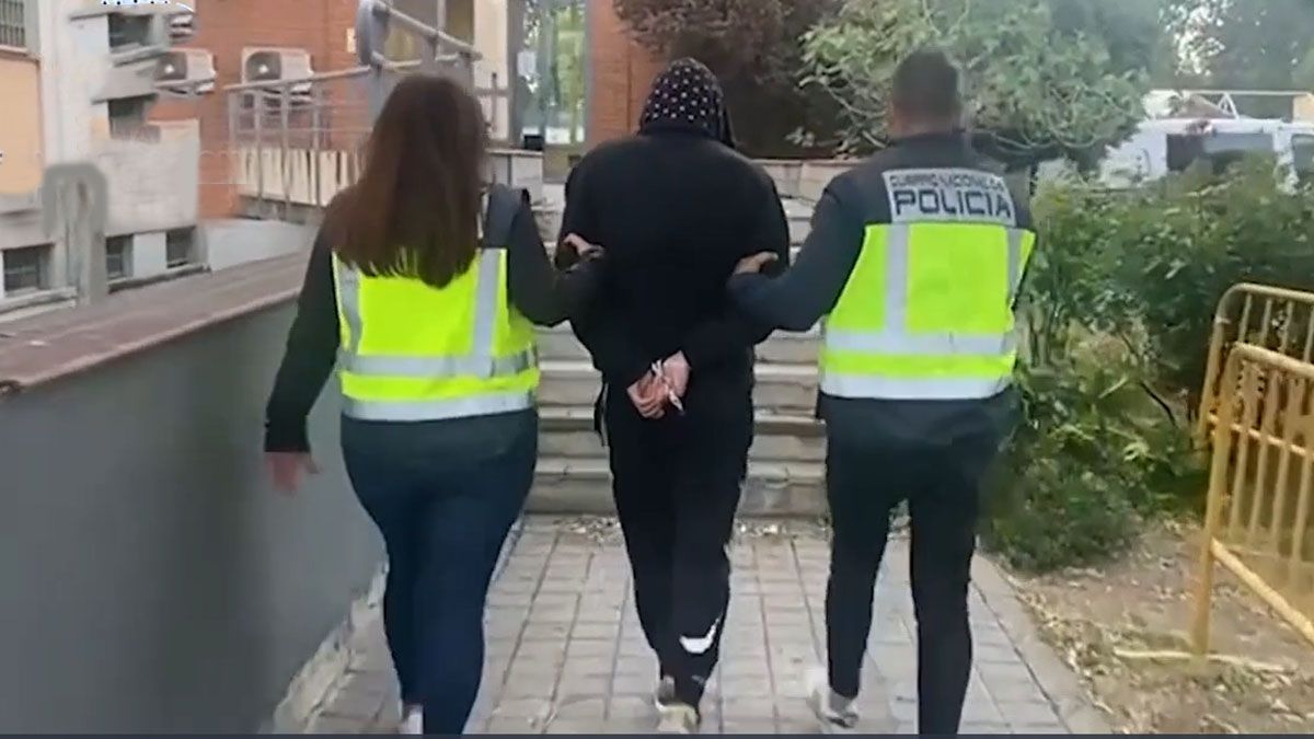 La policía lleva detenido a uno de los hinchas que colgaron un muñeco de Vinicius de un puente de Madrid.(Foto: Captura de TV)