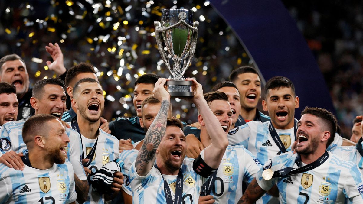 Lionel Messi levanta la Copa Am&eacute;rica 2021 en el Maracan&aacute;, el primer t&iacute;tulo que conquist&oacute; con la Selecci&oacute;n Argentina mayor despu&eacute;s de varias finales perdidas. (Foto: Reuters).