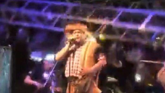 Impactante video: soporte de iluminación noqueó a músicos en el escenario