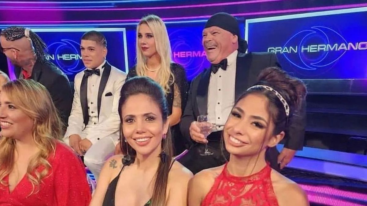 Romina Uhrig en el debate de Gran Hermano 2022 (Telefe) junto a su amiga Deniela Celis en la tribuna de es hermanitos.