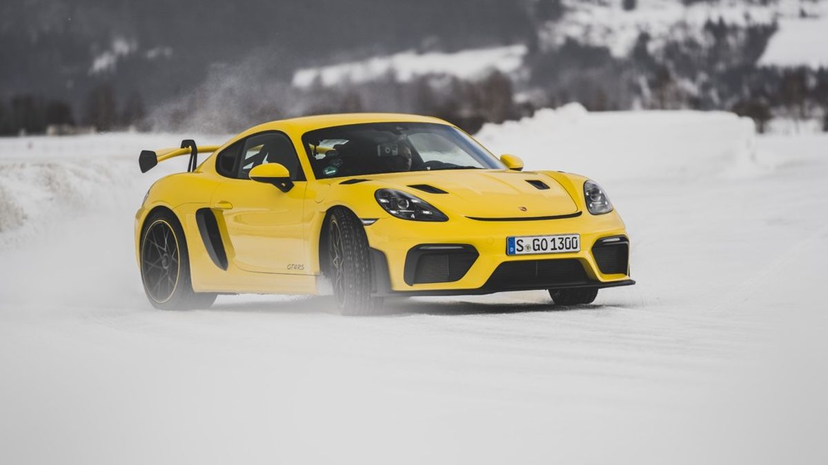 Volver a descubrir las carreteras más increíbles en un Porsche es posible sin subirse siquiera al propio auto. El fabricante de autos deportivos de Zuffenhausen