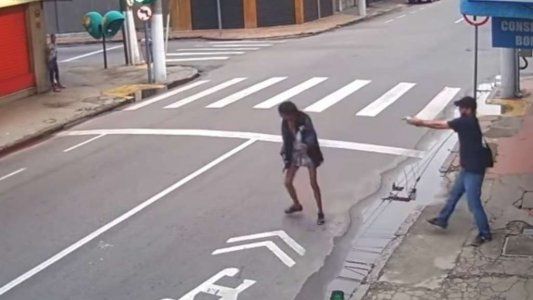 Video: un hombre mató de dos tiros a una mujer que le pidió limosna