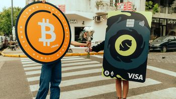 comprar con tarjeta y ganar bitcoin: la nueva opcion que seduce a los usuarios
