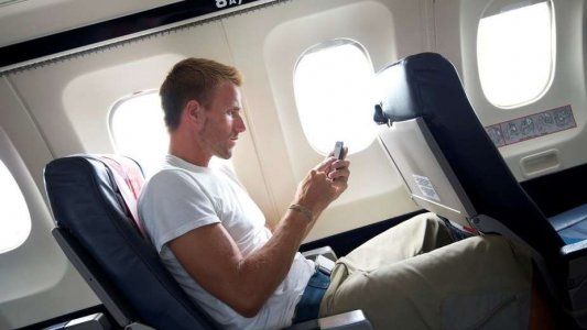 Consejos para dormir mejor en medio de un viaje en avión