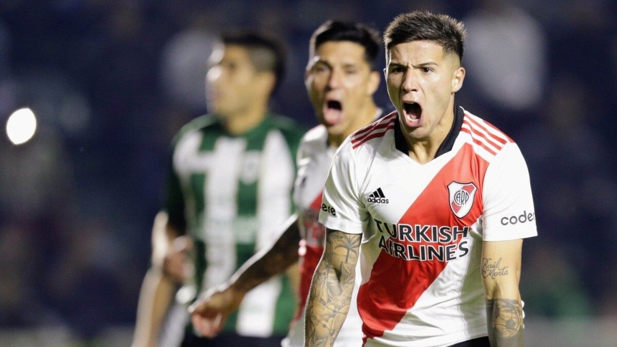 Los Enzos de River festejan el polémico y transitorio 1-1.