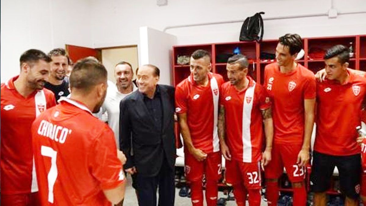 Silvio Berlusconi prometió un micro con prostitutas al plantel de su club  si superan a los grandes de Italia