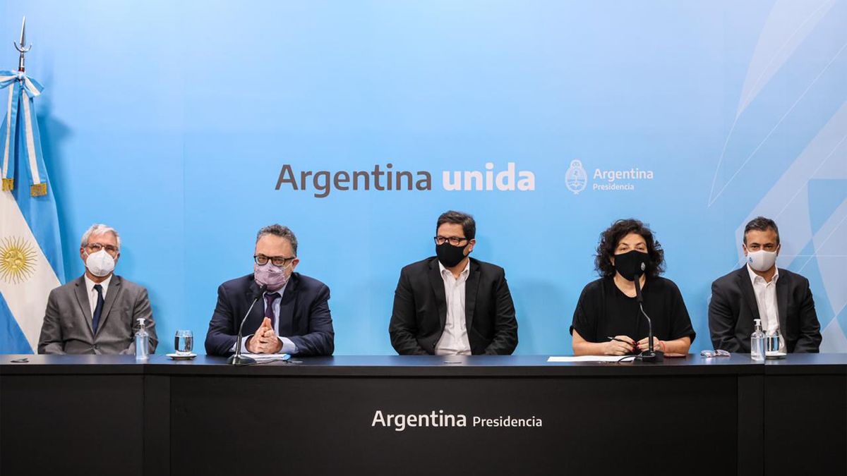 La ministra de Salud Carla Vizzotti junto al ministro de Desarrollo Productivo, Mat&iacute;as Kulfas, en una conferencia de prensa en la que informaron sobre medidas referidas al ox&iacute;geno. (Foto: Presidencia)