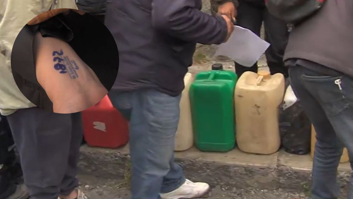 Números entintados en las muñecas para poder acceder al racionamiento del combustible o del alimento en La Paz, capital de Bolivia. (Foto: A24.com)