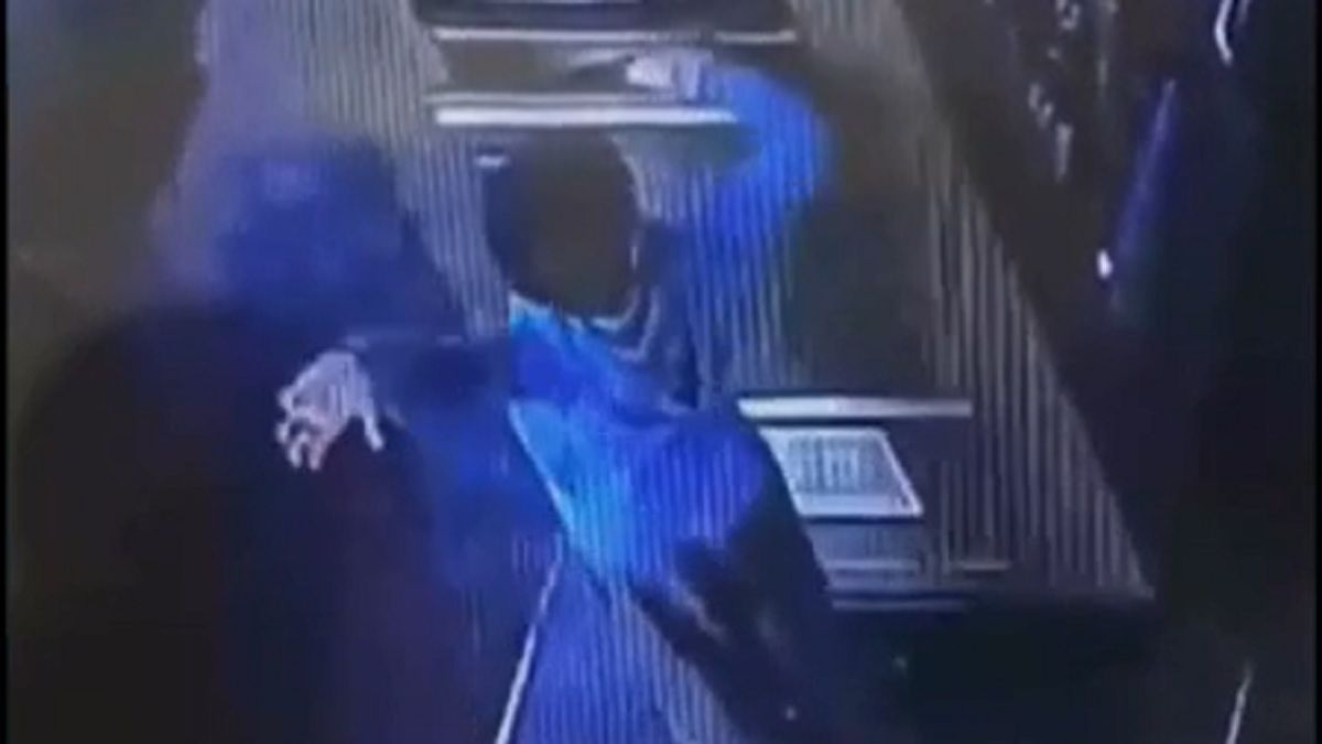 Imagen viral. El menor agarra la billetera ante un descuido del empleado. Foto: captura de video.